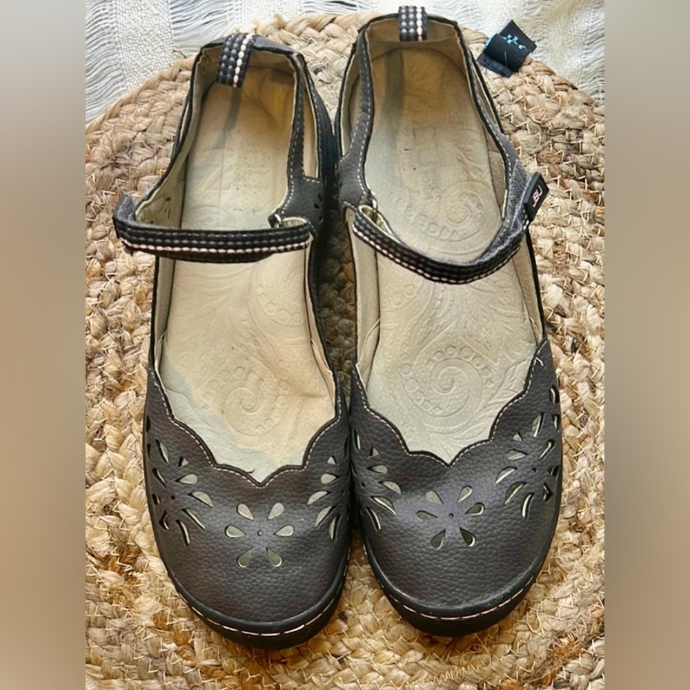 Size 9. 5 Jambu sandals. 
* Floral cut-outs on upper